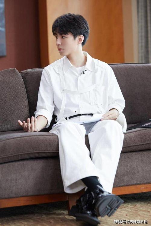 王俊凯穿棒球服的照片,青春活力尽显风采