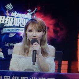 lpl女主播上衣滑落,瞬间引爆网络热议